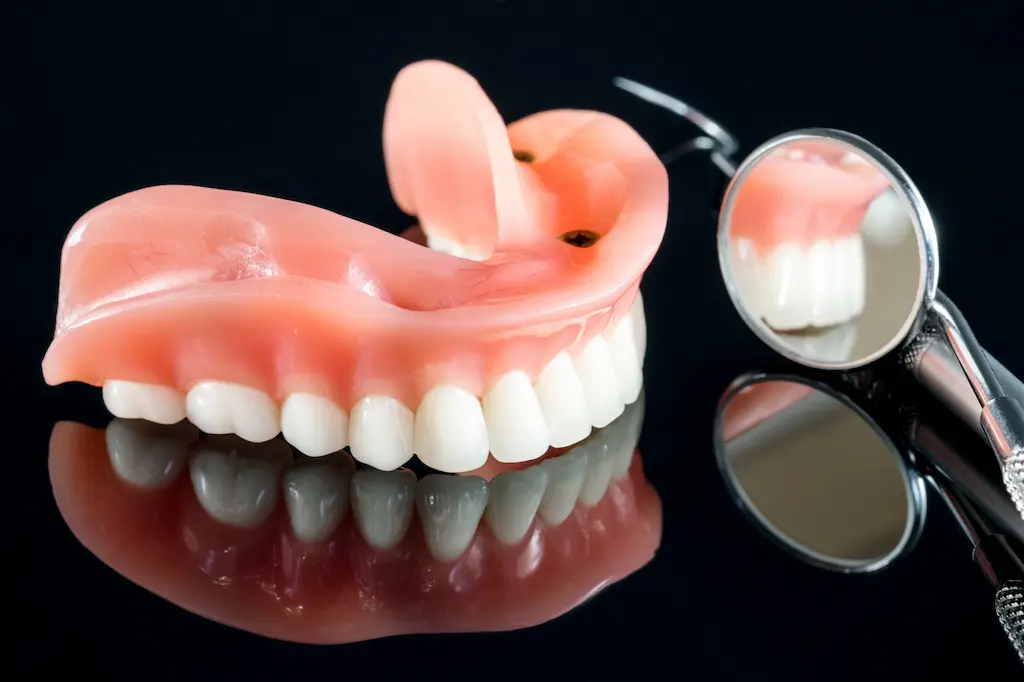 qué material es mejor para una prótesis dental