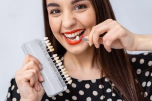 mujer enseñando tipos de fundas y coronas dentales
