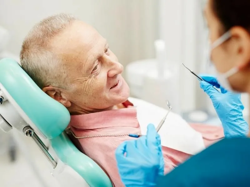 ¿Cada cuánto tiempo debo hacer una revisión de mis implantes dentales?